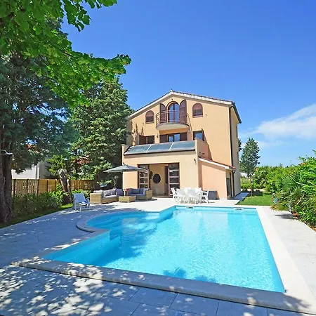 Holiday home Holiday Home Leonardo Valbandon