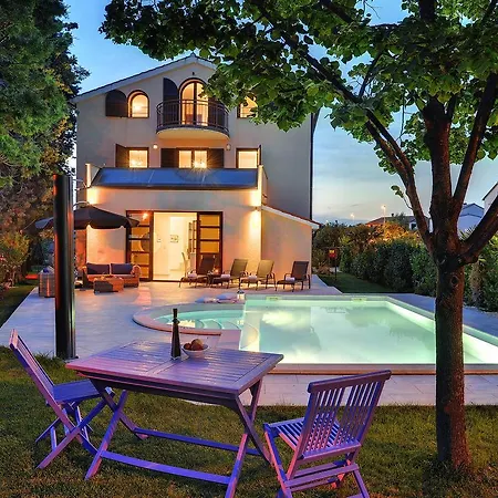 Holiday home Holiday Home Leonardo Valbandon