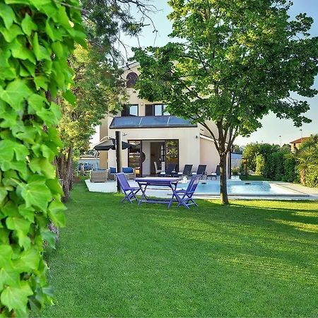 Holiday home Holiday Home Leonardo Valbandon