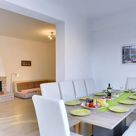Holiday Home Leonardo Valbandon