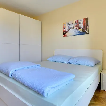 Holiday home Holiday Home Leonardo Valbandon