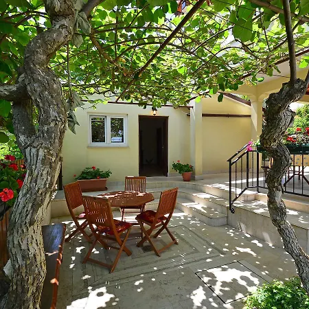 Holiday home Holiday Home Leonardo Valbandon